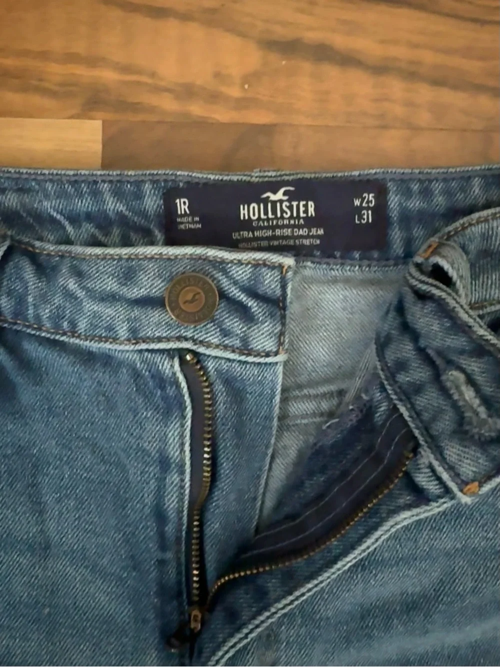 Hollister Distressed Straight-Leg Blue Jeans - Picture 2 of 6